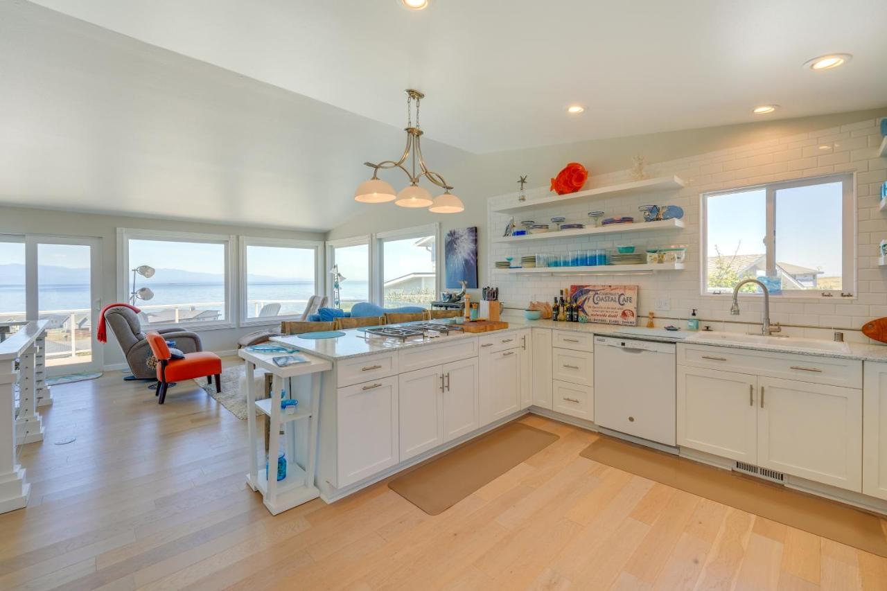Stunning Home In Coupeville With Deck And Beach Access 外观 照片